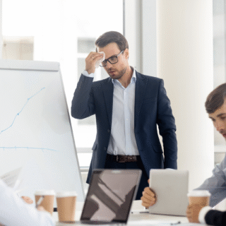 Perfeccionismo: el freno invisible que bloquea tu comunicación en público